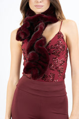 modella indossando Sciarpa in eco pelliccia drappeggiata con asola colore BORDEAUX Unica