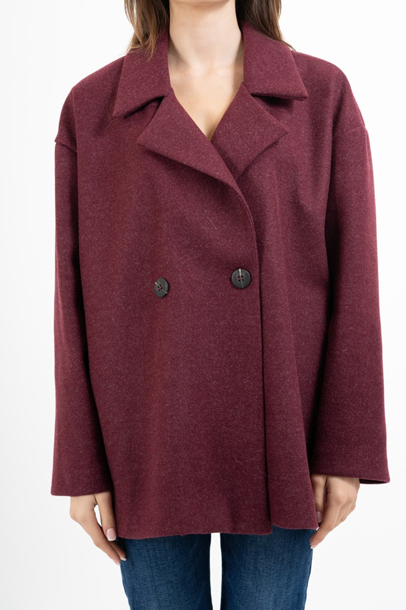 modella indossando Cappotto corto doppiopetto in panno morbido colore