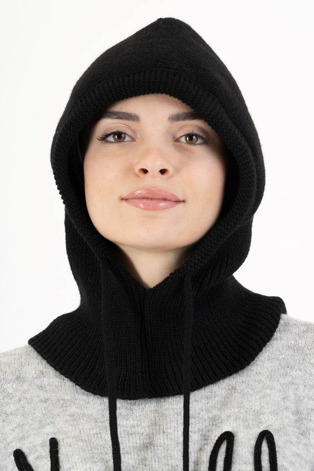 modella indossando Balaclava in maglia con coulisse regolabile Made in Italy colore Nero Unica