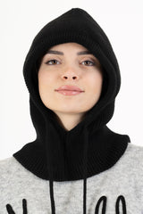 modella indossando Balaclava in maglia con coulisse regolabile Made in Italy colore Nero Unica