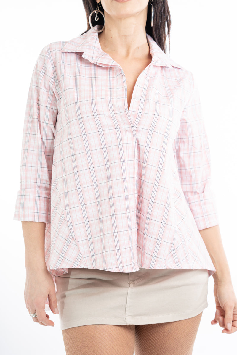 modella indossando Camicia ampia a quadri rosa con fondo asimmetrico – Check Blush Back colore