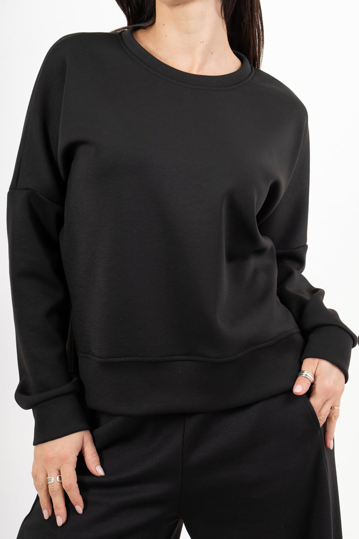 modella indossando Felpa girocollo in misto viscosa con spacchi laterali colore Nero Unica
