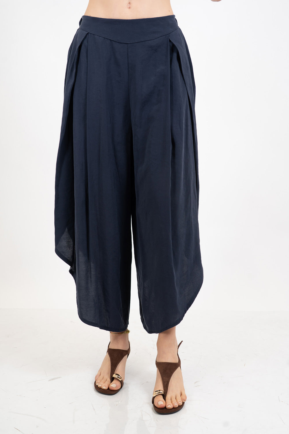 Pantalone ampio fluido in misto viscosa.