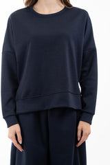 modella indossando Felpa girocollo in misto viscosa con spacchi laterali colore Blu Unica