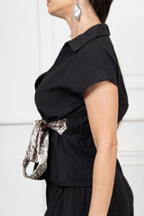 modella indossando Camicia EasyWave con fusciacca foulard in raso colore