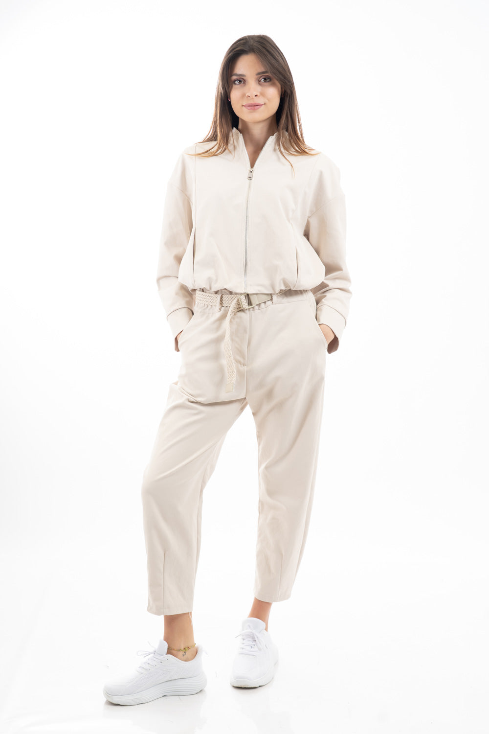 modella indossando Pantalone cropped vita alta con cintura intrecciata in tela canvas colore