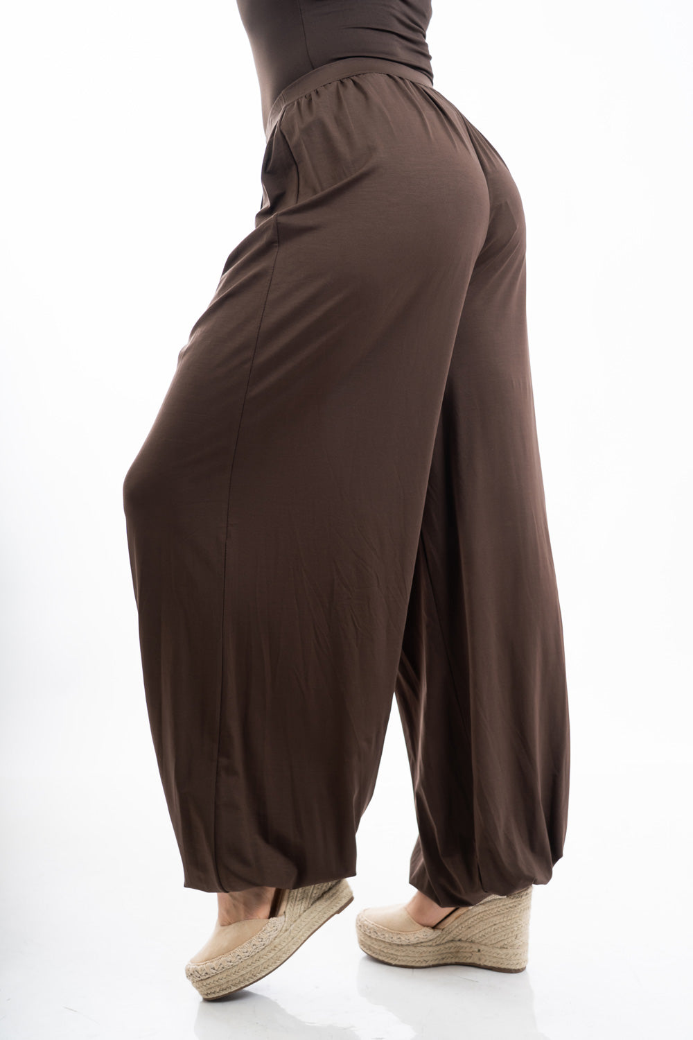 modella indossando Pantalone balloon in viscosa elasticizzata con fondo arricciato colore