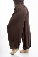 modella indossando Pantalone balloon in viscosa elasticizzata con fondo arricciato colore