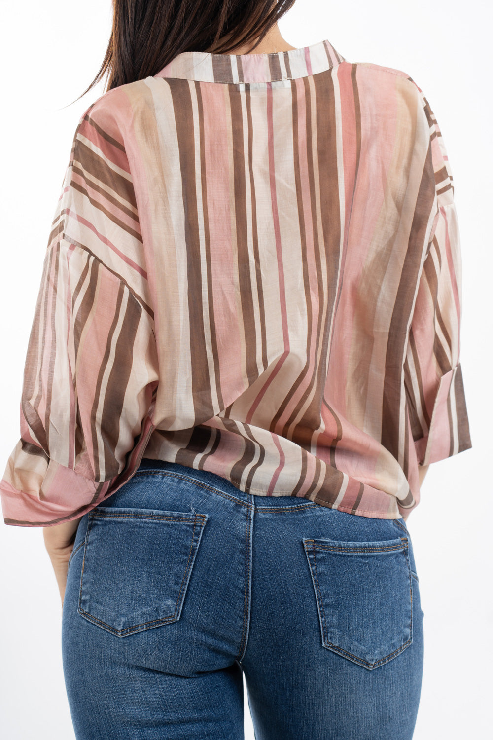 modella indossando Camicia over in Tencel a righe con nodo frontale e collo coreano colore