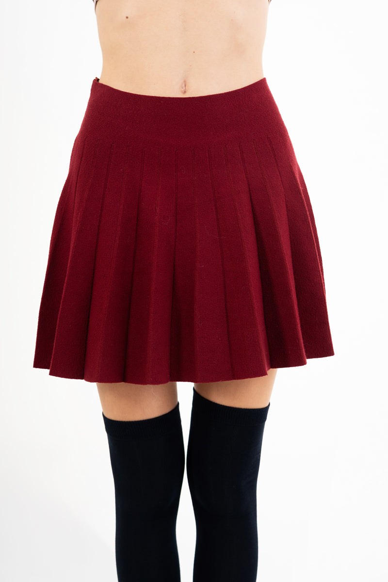 modella indossando Minigonna Soft Pleat in viscosa elasticizzata colore