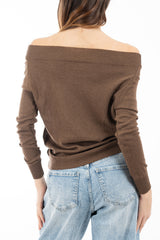 modella indossando Maglia in filato leggero con scollo morbido e collo a costina colore