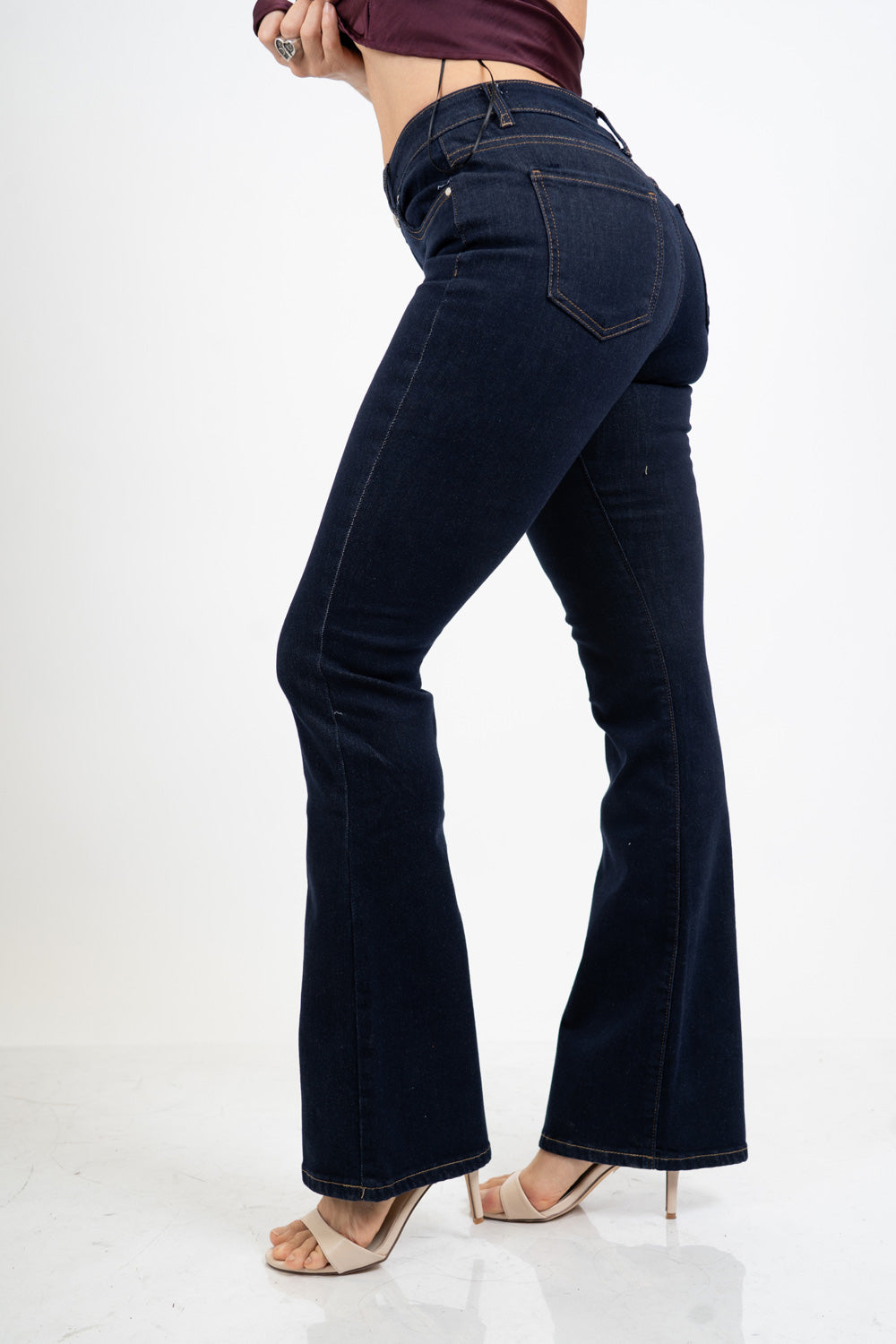 Jeans flare a vita media in denim elasticizzato con fondo a zampa.