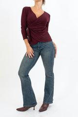 modella indossando Maglia drappeggiata in viscosa con nodo laterale colore