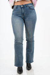 modella indossando Jeans Flare Push-Up The Used colore