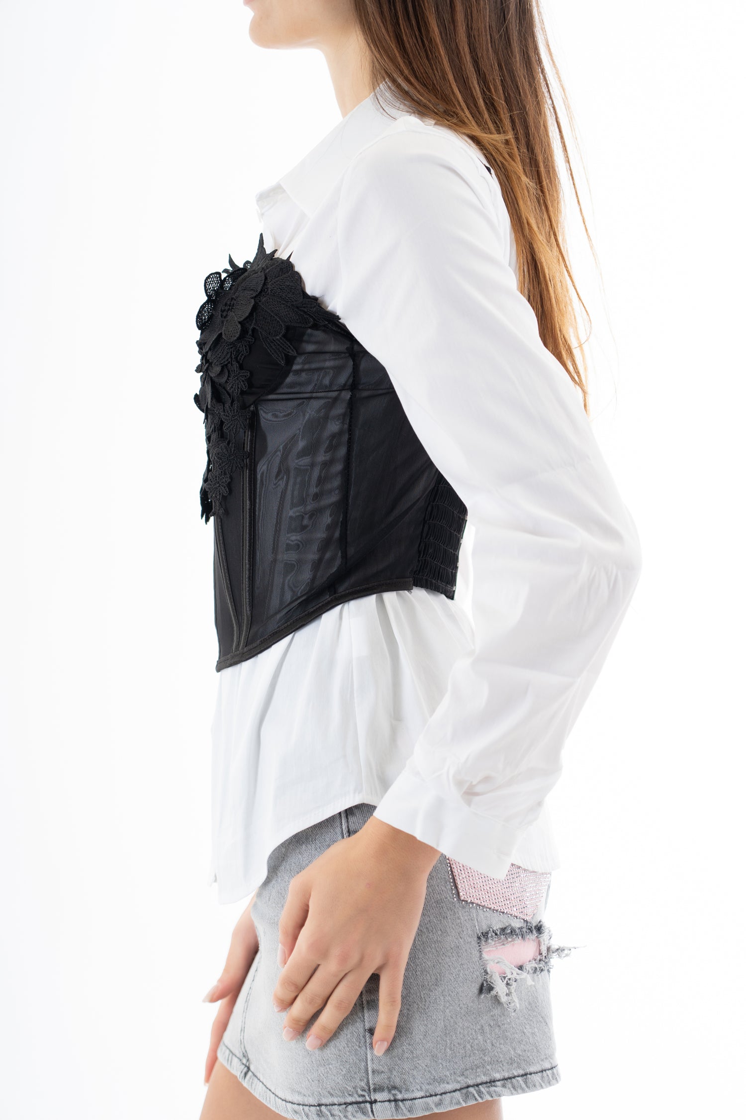 modella indossando Bustier in microrete elasticizzata con coppe preformate e applicazioni floreali 3D colore