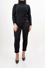 modella indossando Dolcevita CozyCable spalle treccia colore