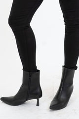 Tronchetti eleganti in ecopelle nera con tacco kitten heel