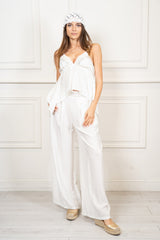 modella indossando Pantalone palazzo con applicazioni gioiello in misto viscosa colore Bianco Unica