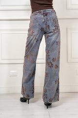 modella indossando Jeans floreale Selene colore