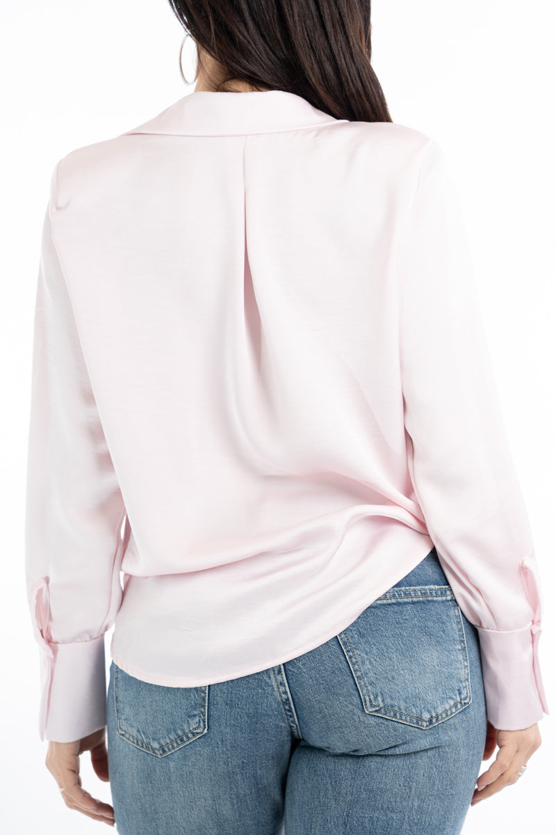 modella indossando Blusa in raso collo camicia con fondo elasticizzato colore