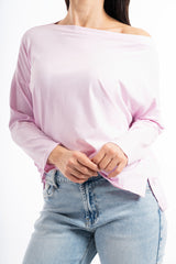 modella indossando Maglia over in cotone elasticizzato con scollo ampio e spacchi laterali colore Rosa Unica