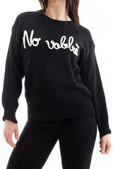 modella indossando Maglia over 100% cotone con scritta ricamata “No Vabbé” colore Nera Beige Unica