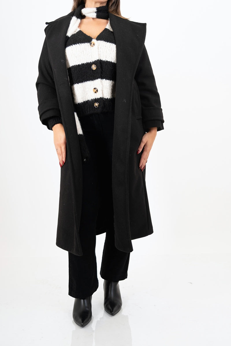 modella indossando Cappotto lungo in panno doppio petto con martingala ai polsi colore