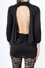 modella indossando Abito con schiena scoperta e maniche drappeggiate in tessuto elasticizzato colore