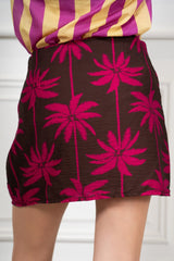modella indossando Minigonna Portafoglio Fantasia Palme Fucsia Made in Italy colore