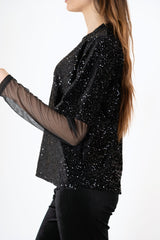 modella indossando Maglia over paillettes con manica lunga in microrete elastica colore Nero Unica