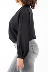 modella indossando Blusa in raso fluido con scollatura incrociata e maniche a palloncino colore