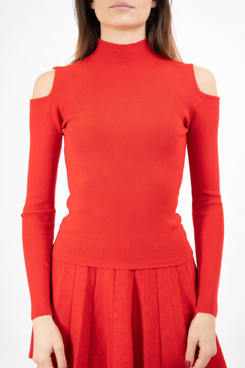 modella indossando Maglia collo vulcano con spalle scoperte in filato misto viscosa colore Rosso Unica