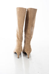 modella indossando Stivali Beige al ginocchio effetto camoscio con tacco medio e punta affusolata colore