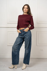 modella indossando Maglia Mirelle boxy in misto viscosa colore