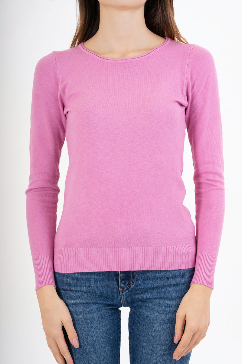 modella indossando Maglia Dream Basic Girocollo in Viscosa colore Glicine Unica