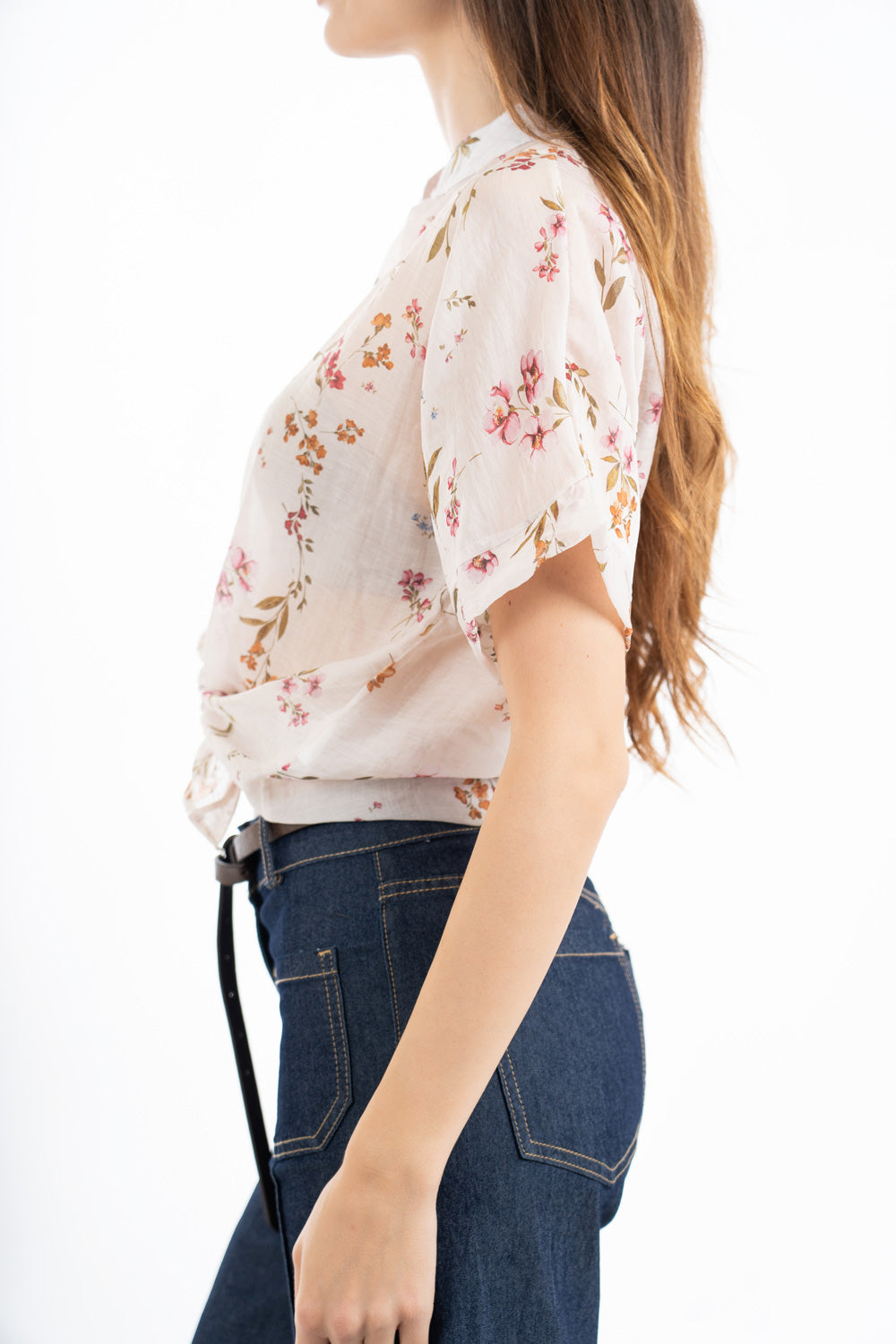 modella indossando Camicia in tencel leggera con colletto coreano e manica corta morbida fantasia floreale colore