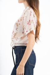 modella indossando Camicia in tencel leggera con colletto coreano e manica corta morbida fantasia floreale colore