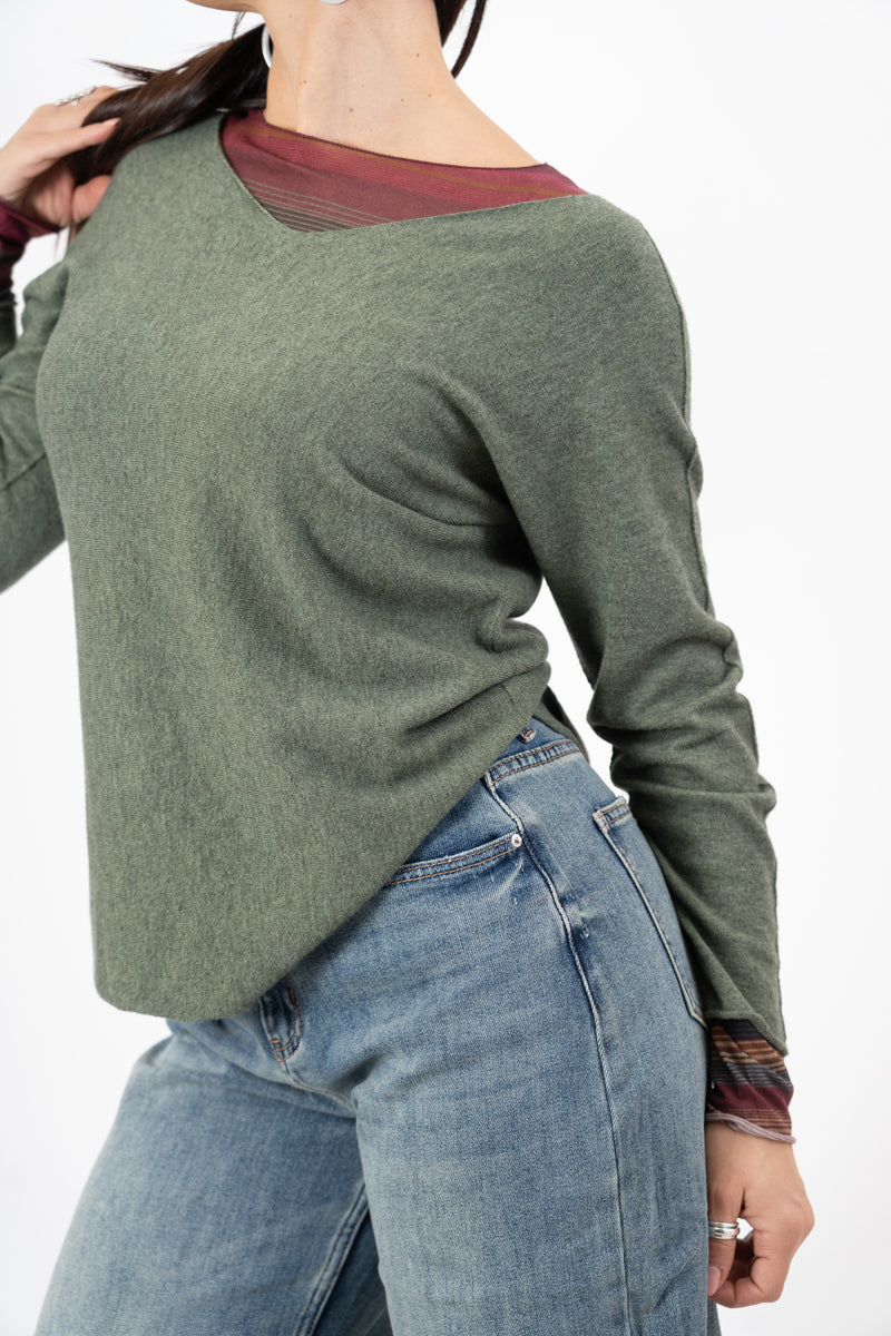 modella indossando Maglia SoftVibe in misto viscosa scollo a V colore