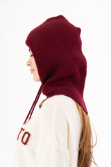 modella indossando Balaclava in maglia con coulisse regolabile Made in Italy colore