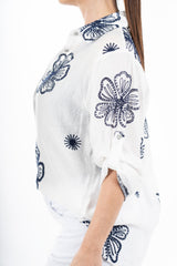 modella indossando Camicia ricamata floreale in tencel leggero con manica regolabile colore