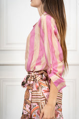 modella indossando Camicia Collo Coreana in Tencel a Righe Multicolor colore