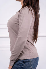 modella indossando Cardigan Elowen scollo V colore