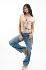 modella indossando Blusa smanicata con scollo a V e balza incrociata colore
