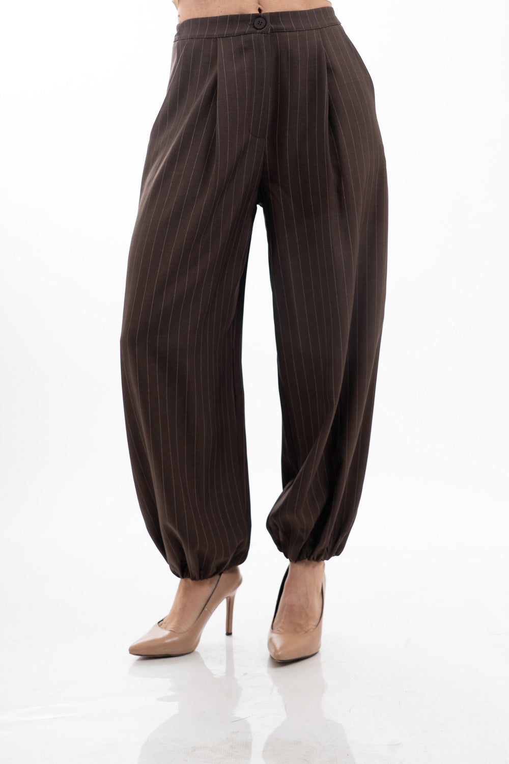 modella indossando Pantalone carrot gessato con pinces e fondo elasticizzato colore Marrone Unica