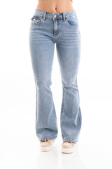 modella indossando Jeans flare a vita media in denim elasticizzato con tasche posteriori con pattina colore