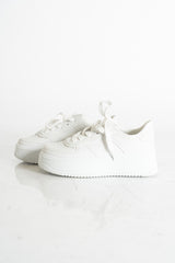 modella indossando Sneakers platform bianche con suola alta colore