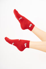 modella indossando Calzini donna fantasia cagnolini in cotone colore Rosso Unica