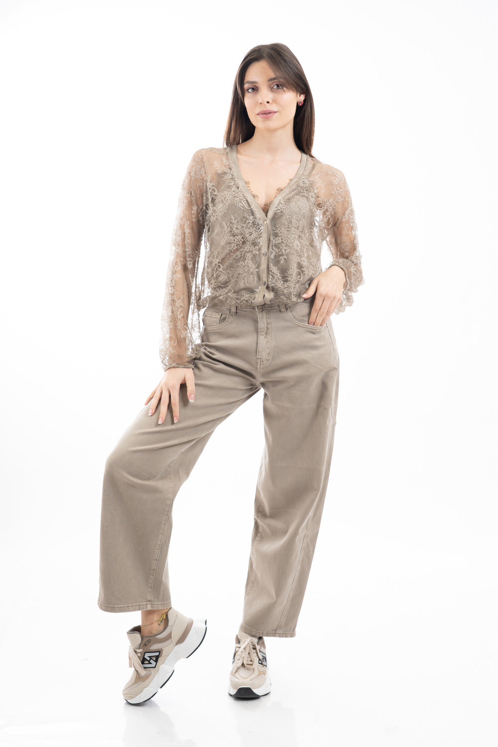 modella indossando Jeans barrel in denim con gamba ampia e cuciture strutturate colore