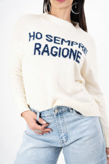 modella indossando Maglione girocollo con scritta “Ho sempre ragione” in misto lana Made in Italy colore Panna-Blu Unica