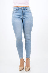 modella indossando Jeans skinny elasticizzato lavaggio chiaro a vita regolare colore